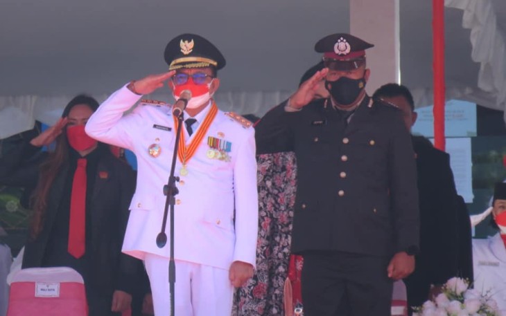 Walikota Bitung saat menjadi inspektur upacara pada pengibaran bendera