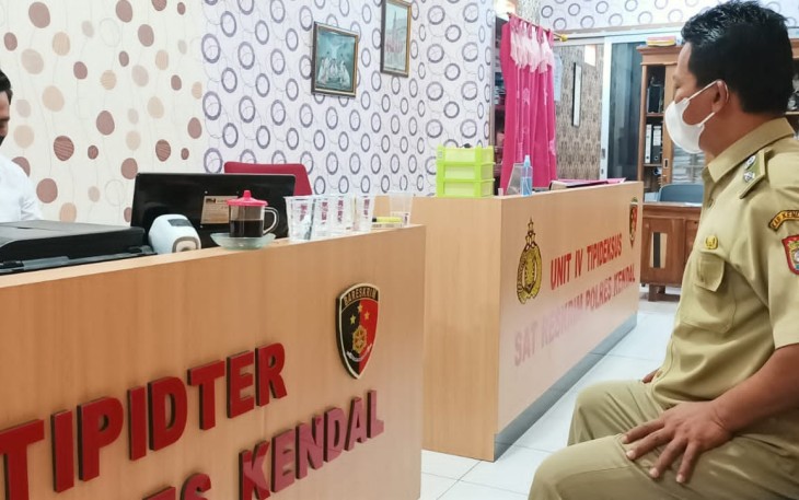 Kepala Desa Kebonagung kecamatan Ngampel, Widodo, dan 2 orang penyanyi yang dihadirkan dalam pentas musik Agustusan, Senin(23/8/2021).