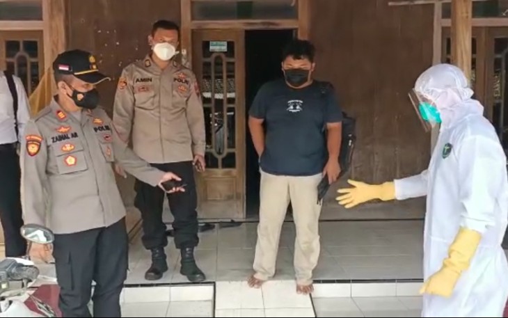 Petugas Melakukan Penjemputan ke Empat Pasien Covid 19 Untuk Dibawa ke RSDC Kendal