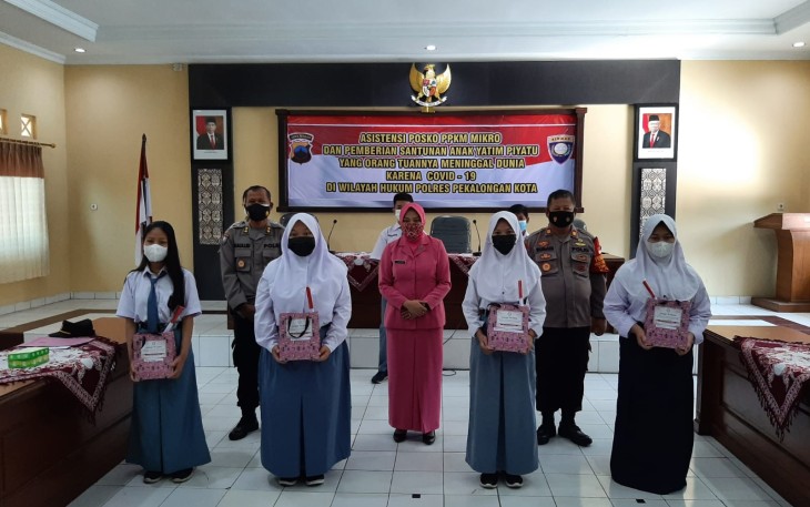 Ketua Bhayangkari Cabang Pekalongan Kota, Ny. Vanessa Irwan Susanto, foto bersama  pengurus Bhayangkari Cabang Pekalongan, Ketua Umum Bhayangkari, Ny. Juliati Sigit Prabowom dan 8 Anak Yatim Piatu akibat Covid-19.
