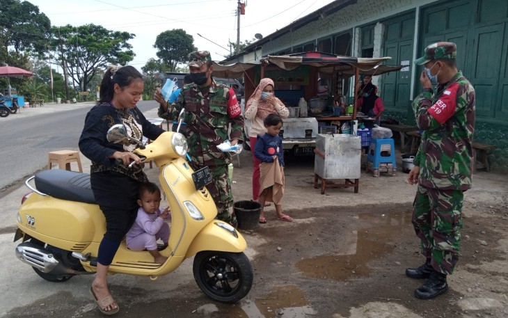 Babinsa Mengajak Warga Patuhi Prokes