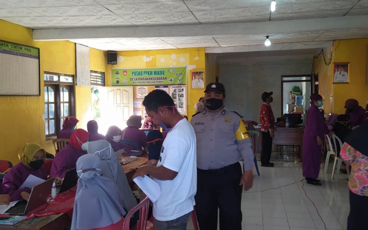 Anggota Polsek Pageruyung melakukan kegiatan monitoring vaksinasi  dengan sasaran warga masyarakat desa Parakan Sebaran, Kecamatan Pageruyung Kabupaten Kendal, Pada hari Jum'at (10/09/2021)