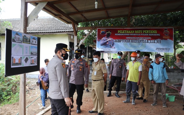 Kapolres Kendal AKBP Yuniar Ariefianto, S.H., S.I.K., M.H.mengahiri peletakan batu pertama Muhola Polsek Kangkung  bertempat di Mapolsek Kangkung Polres Kendal, Senin (13/09/2021)
