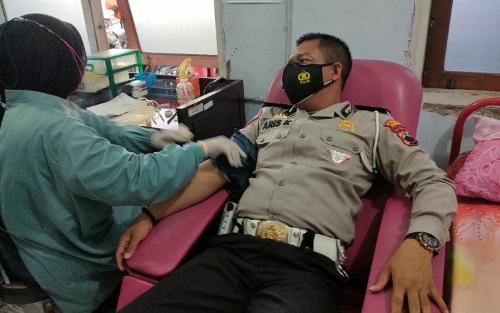 Personel Sat Lantas Polres Kendal menggelar kegiatan bakti sosial Donor Darah di Aula PMI cabang Kendal, Jumat (17/9/2021).