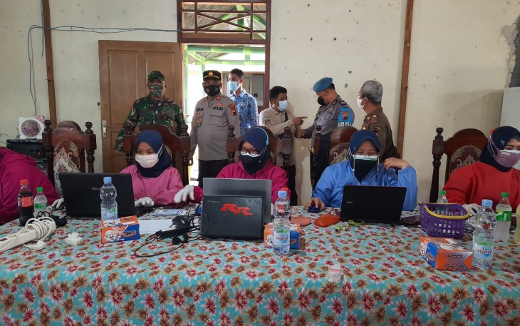 Kapolsek Weleri bersama Bhabinkamtibmas Polsek Weleri  melaksanakan monitoring serta pengamanan pemberian suntik vaksin Covid-19 dosis I/II di puskesmas Weleri I  dan Aula Balai Desa Penyangkringan Kecamatan Weleri, Sabtu (18/09/2021).