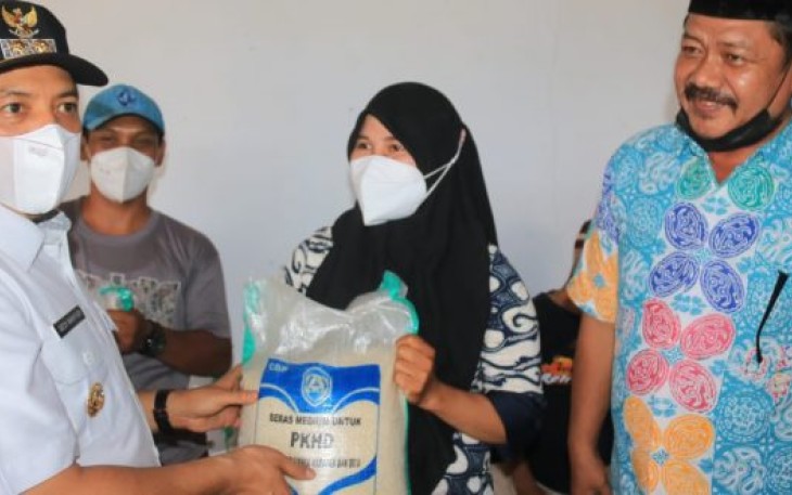Wawali Bagikan Beras PKH dan Sampaikan Kabar Gembira
