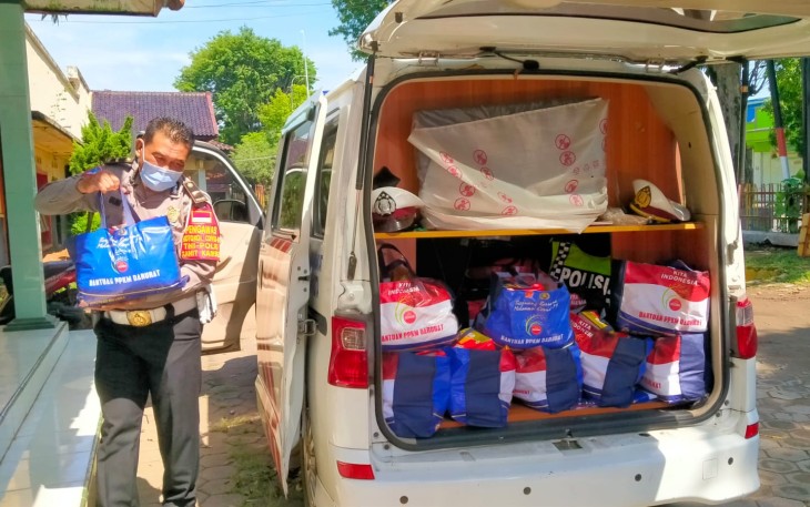 Sat Lantas Polres Pekalongan Kota terus melaksanakan kegiatan humanis dan simpatik dengan membagikan paket sembako kepada warga yang terdampak Covid-19.