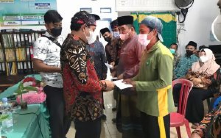  Wakil Walikota Bengkulu Dedy Wahyudi saat melakukan silaturahmi dan memberikan bantuan operasional (BOp)