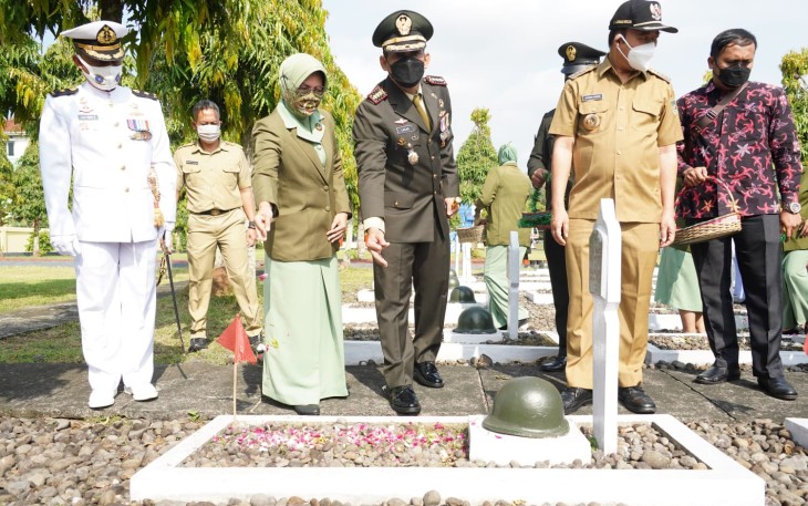 Jelang HUT TNI Korem 071/Wijayakusuma laksanakan Ziarah Nasional ke Taman Makam Pahlawan Tanjung Nirwana, Purwokerto, Banyumas. Senin (4/10/2021).