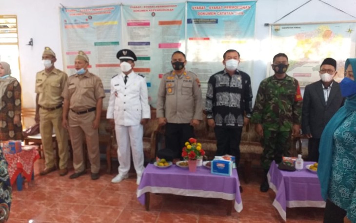 Kapolsek Weleri bersama Bhabinkamtibmas lakukan monitoring dan pengamanan Pengambilan Sumpah Janji dan Pelantikan Perangkat Desa Montongsari Kecamatan Weleri yang dilaksanakan di Aula Balaidesa Montongsari Kecamatan Weleri, Kamis (7/10/2021).