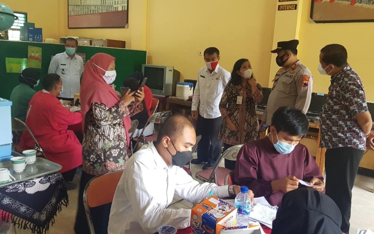 Kapolsek Weleri Pantau Vaksinasi di Puskesmas Weleri 1 dan SMA N 1 Weleri