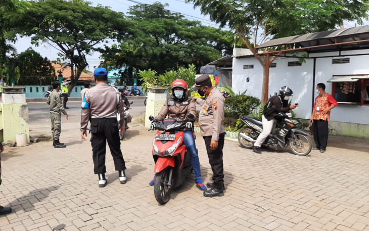 Kapolsek Brangsong AKP Slamet Mustamto SH MH mengedukasi salah satu pengendara saat Operasi Yustisi 
