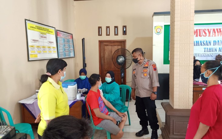 Kapolsek Pageruyung AKP Adi Winarno SH bersama anggota laksanakan giat monitoring dan pengamanan pelaksanaan program vaksinasiBalaidesa Gebangan, Minggu (10/10/2021). 