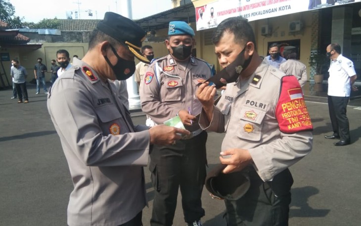 Kapolres Pekalongan Kota AKBP Wahyu Rohadi melalui Waka Polres Pekalongan Kota Kompol Joko Watoro saat pimpin cek pemeriksaan kelengkapan personil