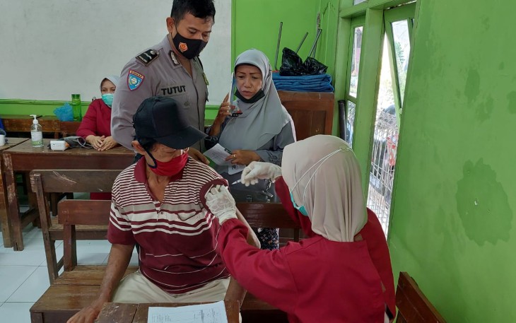 Anggota Polsek Pekalongan Utara meninjau pelaksanaan vaksinasi di Padukuhan kraton Kecamatan Pekalongan Utara , Jum’at, (15/10/2021).