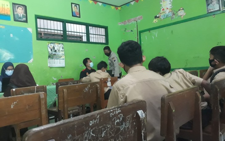 Wakapolsek Cepiring Pantau Vaksinasi di MTs NU 01 Cepring