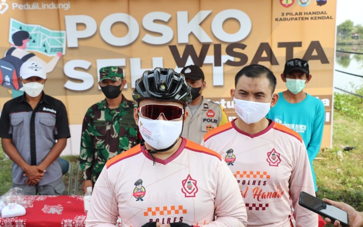 Kapolres Kendal AKBP Yuniar Ariefianto launcing Posko Wisata Sehat di Pantai Ngebum Desa Mororejo Kecamatan Kaliwungu pada hari Sabtu 16/10/2021