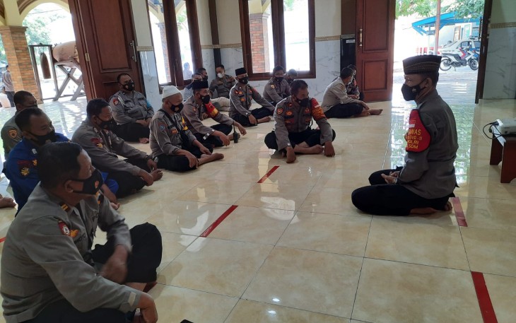 Polres Pekalongan Kota, Polda Jateng menggelar acara secara virtual di Masjid Nur Hidayah Mapolres Pekalongan Kota, Polda Jateng yang dipusatkan dari masjid At Taqwa Polda Jawa Tengah.Selasa (19/10/2021).