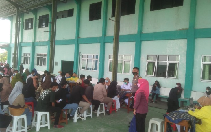 Polsek Kendal kota melaksanakan giat vaksinasi dosis 2 di SMK NU 01 Kendal.bertempat di lapangan SMK NU 01 Kendal. Selasa (19/10/2021)