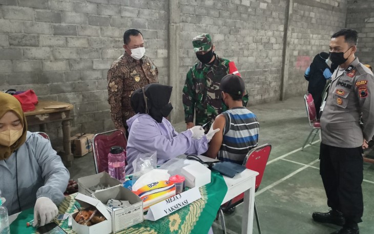 Anggota Polsek Limbangan terus gencar mengawal dan lakukan pengamanan vaksinasi