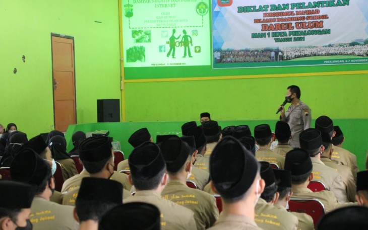 Humas Polres Pekalongan Kota saat sosialisasi Ajak Peserta Diklat Islamic Boarding School MAN I Etika Dalam Bersosmed