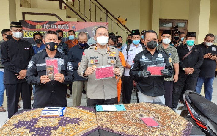 Caption: Kapolres Blora AKBP Wirata Dimas Tama melakukan konferensi pers terkait penangkapan 3 pelaku pencurian dengan pengeroyokan.