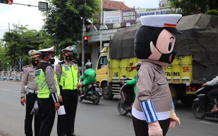 Badut Polisi yang ikut operasi Zebra Candi 2021 di Perempatan Masjid Agung Kendal, Selasa 23/11/2021