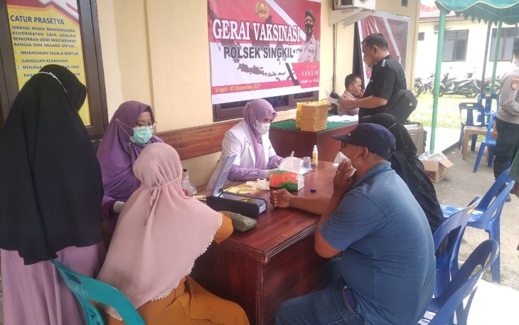 Sejumlah warga saat antri menjalani vaksinasi covid-19 di Polsek Singkil