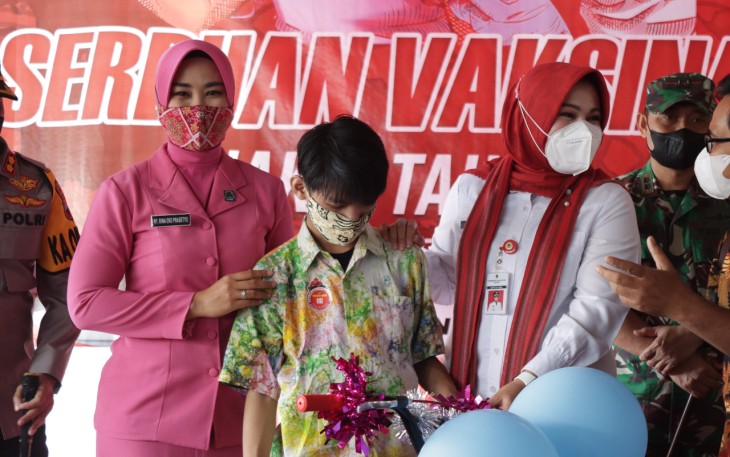 Bupati Klaten memberikan hadiah sepeda kepada anak disabilitas peserta vaksinasi yang beruntung