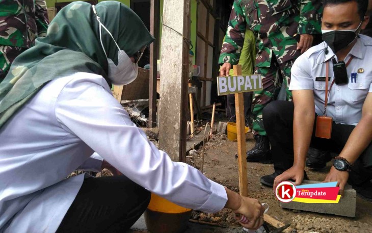 Bupati Rini Saat Melakukan Peletakan Batu Pertama Pembangunan RTLH Dalam Kegiatan TMMD ke-112 di Desa Pakisaji (foto : Faisal NR / Klikwarta.com)