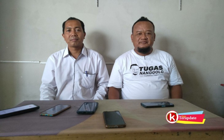 Humas APD Kabupaten Blitar Tugas Nanggolo Dili Prasetyono (kanan) Bersama Kades Tuliskriyo Mashuriono saat Konferensi Pers (foto : Faisal NR / Klikwarta.com)
