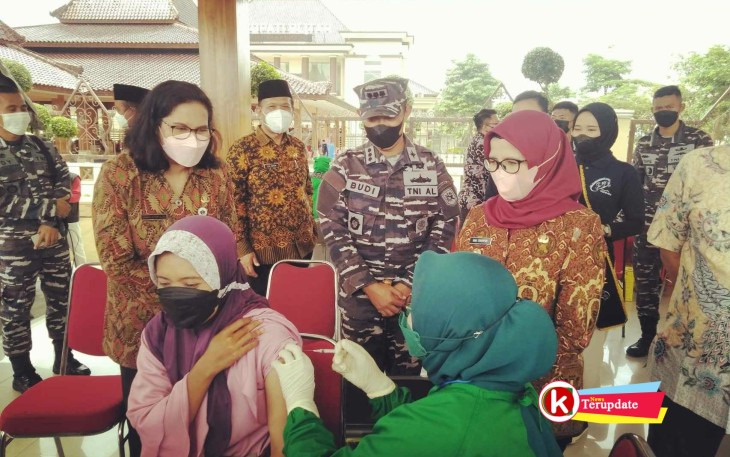 Bupati Rini (pakai kerudung coklat) Saat Pantau Vaksinasi Covid-19 di Alun-Alun Kabupaten Blitar di Kecamatan Kanigoro (foto : Faisal NR / Klikwarta.com)