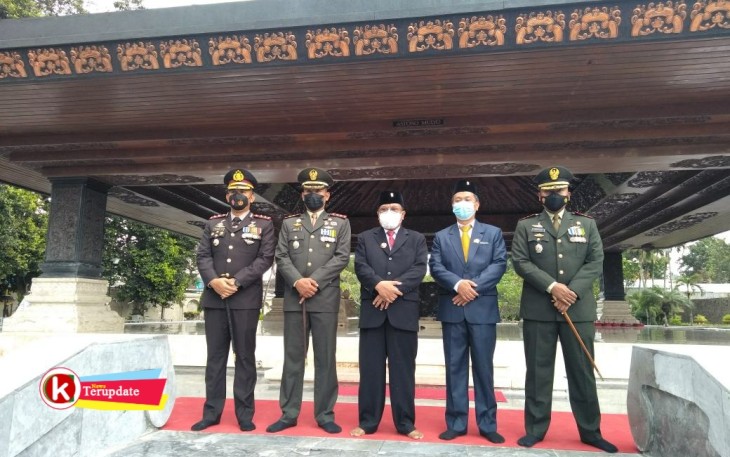 Ketua DPRD Kota Blitar Syahrul Alim (dua dari kanan) Bersama Walikota Blitar, Kapolres Blitar Kota dan Dandim 0808/Blitar Setelah Ziarah di Makam Bung Karno (foto : Faisal NR / Klikwarta.com)