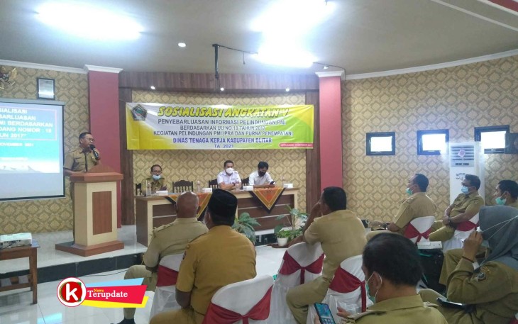 Kepala Disnaker Pemkab Blitar Mujianto Saat Berikan Sambutan di Acara Sosialisasi Penyebarluasan Informasi Perlindungan PMI (foto : Faisal NR / Klikwarta.com)