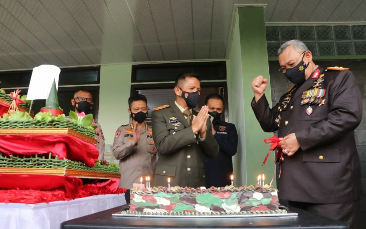  Kapolda Bengkulu Irjen Pol Drs Guntur Setyanto MSi Memberi Kejutan HUT ke-76 TNI Kepada Danrem 041/Gamas, Danlanal dan Dandenpom