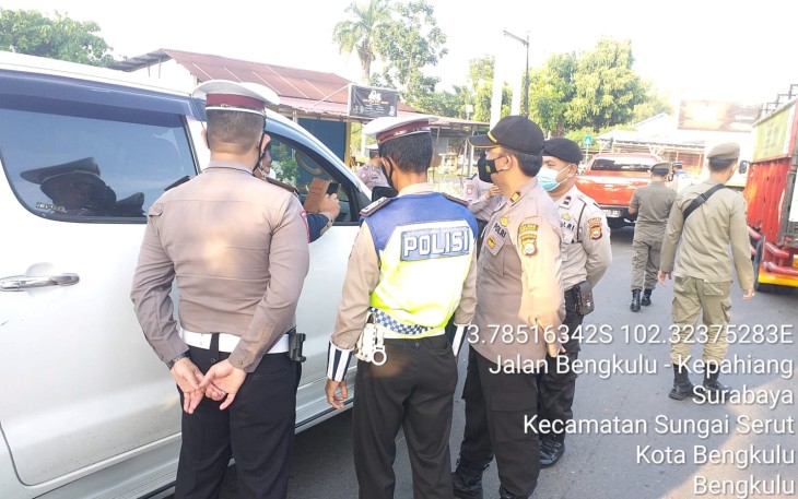 Puluhan Kendaraan Diputarbalikkan Petugas di Simpang Nakau