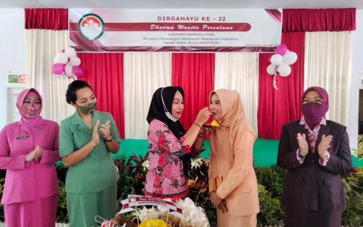 Wanita Persatuan Kabupaten Bengkulu Utara bersama unsur Pemerintah daerah dan Organisasi Wanita Kab. BU merayakan HUT Dharma Wanita Persatuan ke 22