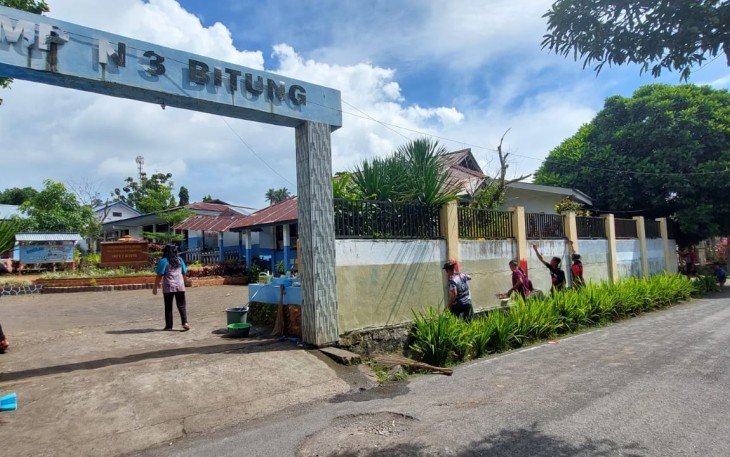 Satgas TMMD Bersama Warga melaksanakan pengecetan sekolah