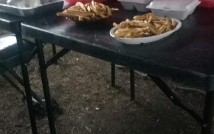 Dua piring pisang goreng yang disiapkan oleh satgas untuk anggota di posko TMMD