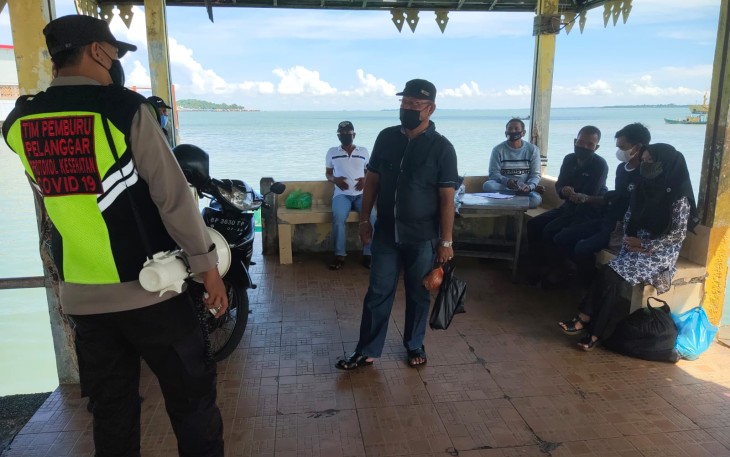Antisipasi Cuaca Ekstrem, Patroli Sinar Biru Polsek KKP Sambangi Penambang Boat dan Pompong