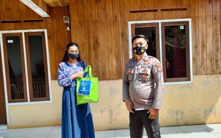 Polsek Lemahsugih Beri Bantuan Paket Sembako Untuk Warga Isoman Kurang Mampu  
