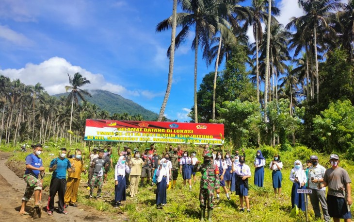 Satgas TMMD bersama siswa saat persiapan pelaksanaan penanaman bibit pohon