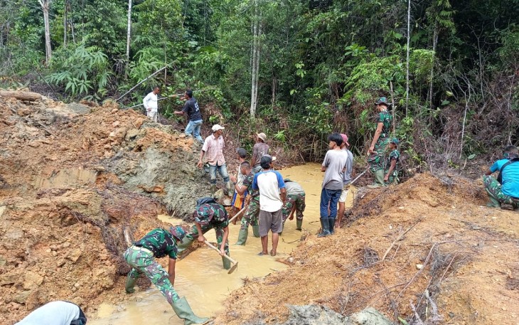 Bukti Kemanunggalan TNI Dan Rakyat Pembangunan Drainase dan Box Culvert Terasa Ringan dikerjakan Pada Pelaksanaan TMMD Ke 111 Kodim 0315/Bintan