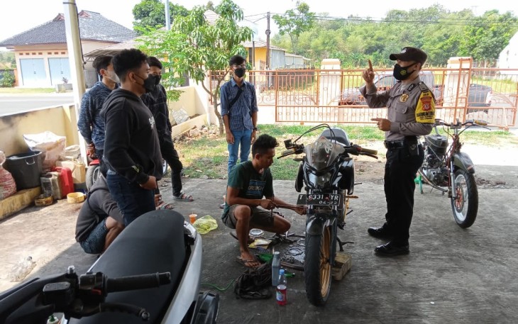 Bhabinkamtibmas Polsek Cigasong Berikan Imbauan Prokes