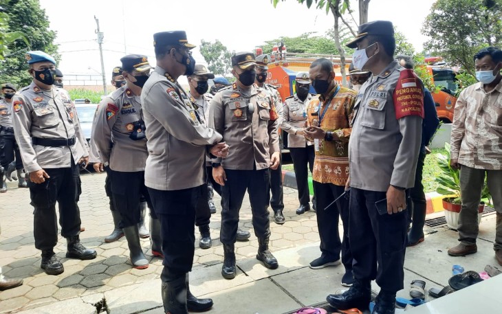 Kunjungi Pengungsian, Irwasda Polda Jateng Bantu dan Hibur Warga Terdampak Banjir Rob