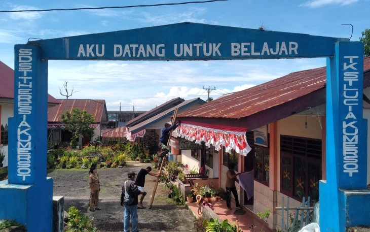 Satgas TMMD saat pasang umbul-umbul di salah satu sekolah