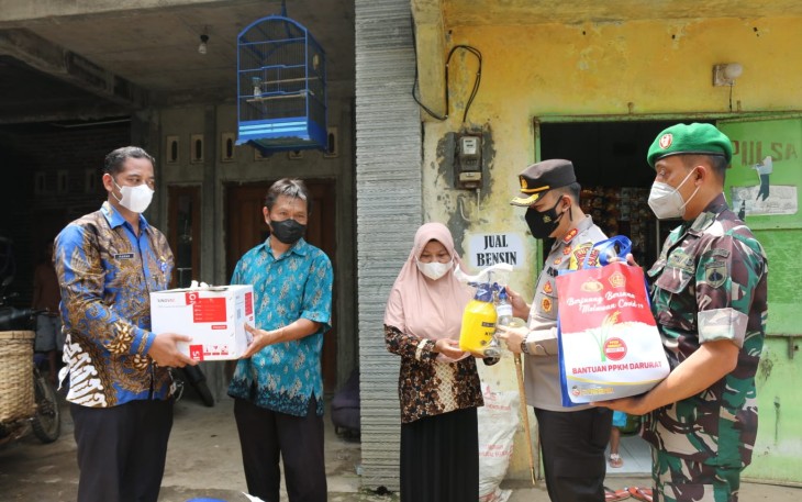 Tim Satgas Covid-19 Saat Memberikan Sembako Kepada Warga Desa Banyuringin Dan Getas