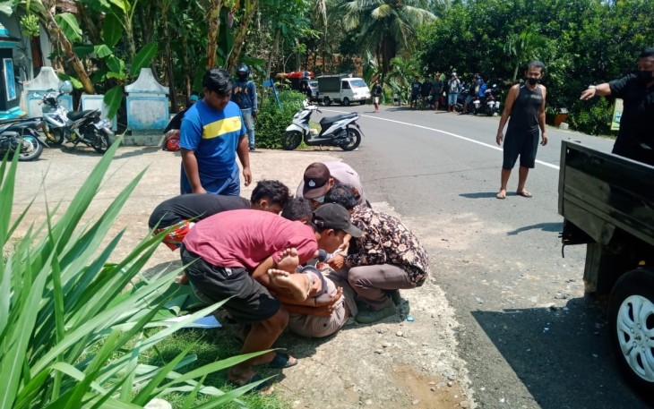 Foto Istimewa : Sejumlah warga saat memberikan pertolongan kepada korban lakalantas di lokasi kejadian