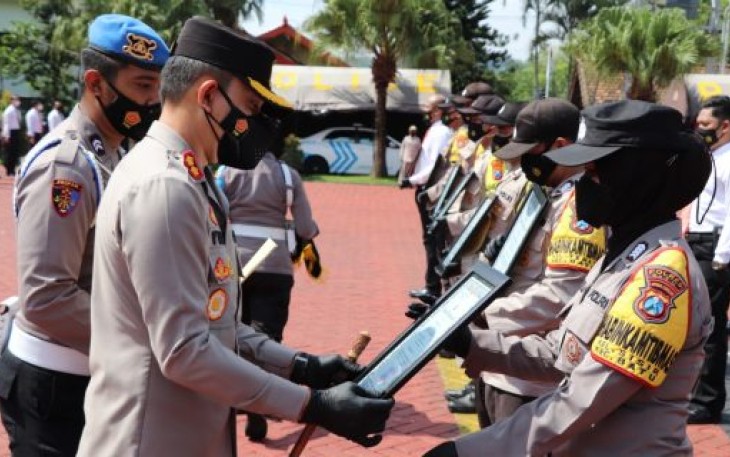  Kapolres Batu AKBP I Nyoman Yogi Hermawan memberikan penghargaan kepada tujuh anggota Sat Narkoba berprestasi