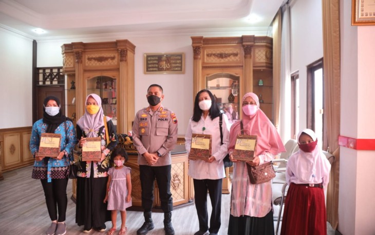 Kapolres Klaten Bersama Keluarga Anggota Polres Klaten Yang Menerima Bantuan